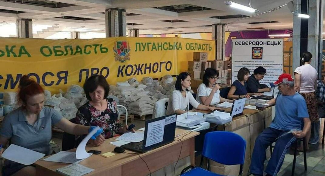 Переселенці з Луганщини отримали у Дніпрі понад 700 продуктових наборів за тиждень