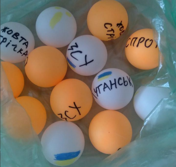 В оккупированном Луганске появились сотни патриотических мячиков с подписями "ВСУ идет": фото