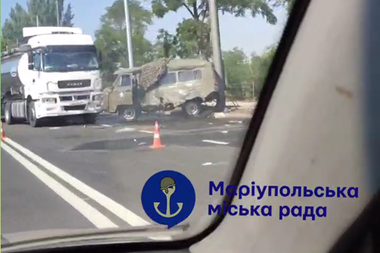 В Мариуполе военная "буханка" - ВАЗ оккупантов влетел в грузовик с молоком: видео