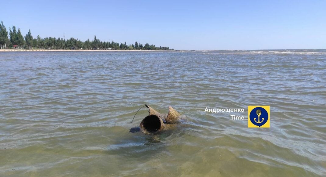 На Лівобережжі Маріуполя у морі знайшли снаряд: фото