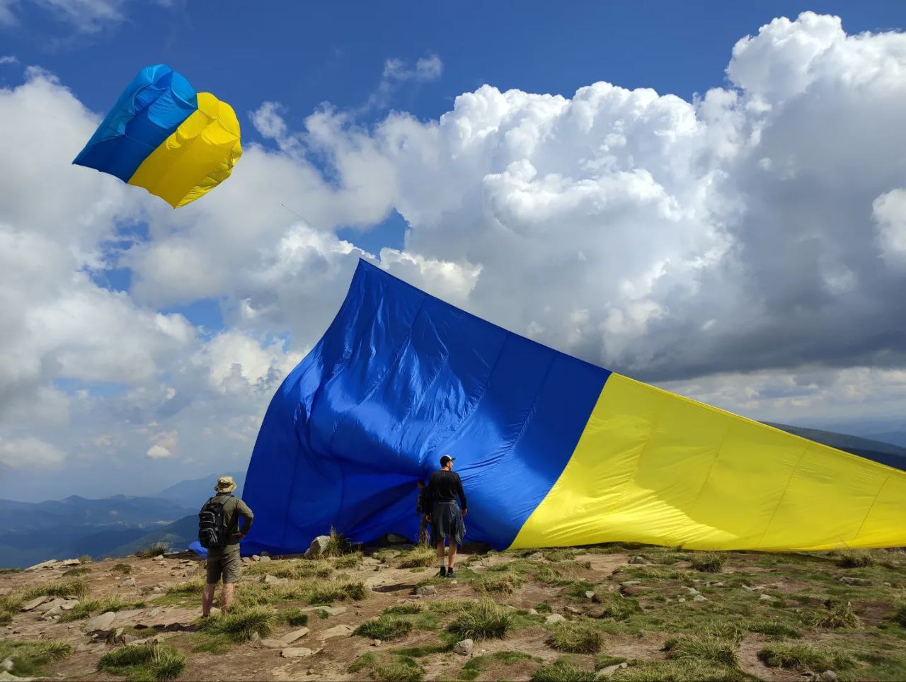 Маріупольські вчителі підняли прапор України на Говерлі та встановили рекорд