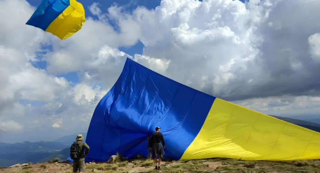 Маріупольські вчителі підняли прапор України на Говерлі та встановили рекорд