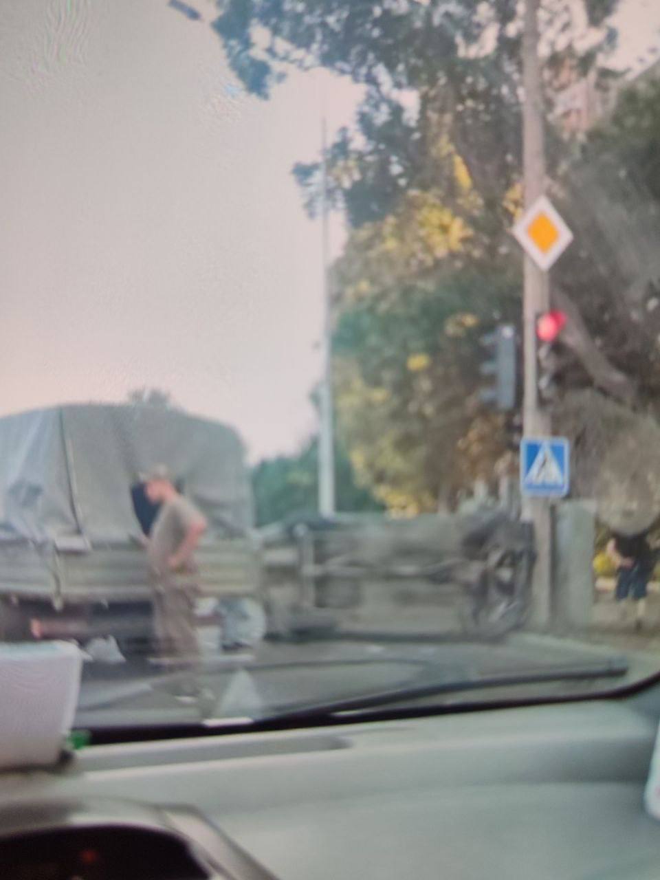 У Маріуполі російські військові на вантажівці протаранили легковий автомобіль: фото