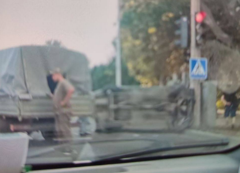 В Мариуполе российские военные на грузовике сбили легковой автомобиль, от удара он перевернулся: фото