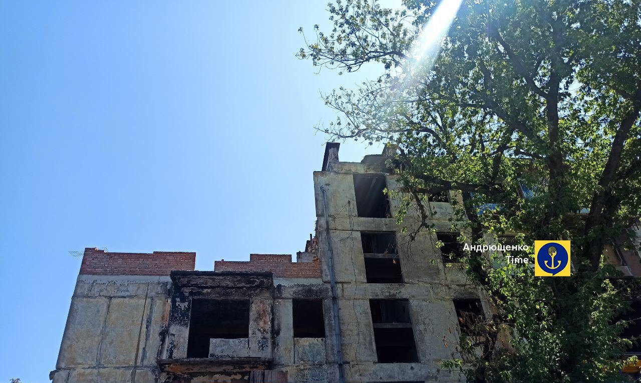 Загарбники вирішили знести будинок на Будівельників, 101 у окупованому Маріуполі