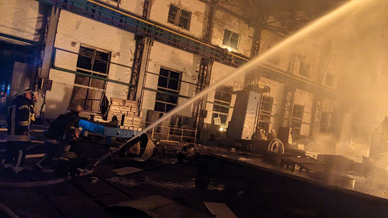 На НКМЗ у Краматорську після ворожого обстрілу ліквідували пожежу: фото