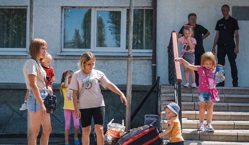Рятувальники щодня допомагають жителям Донеччини евакуюватися