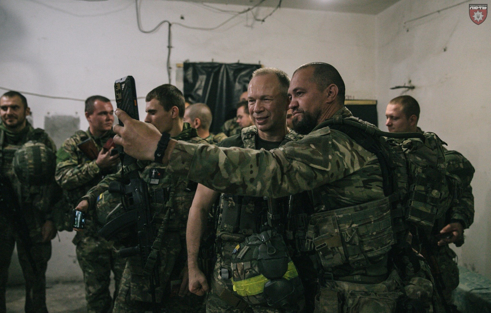 Сирський нагородив відзнаками та цінними подарунками бійців штурмова бригади поліції "Лють", які виконують завдання на сході: фото