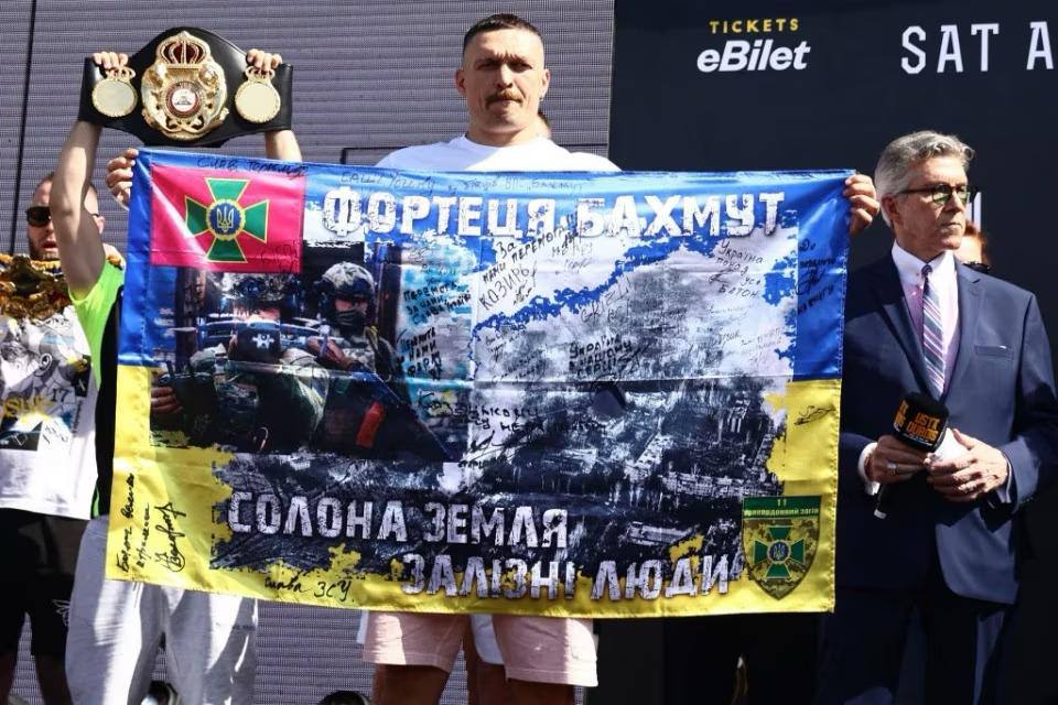 Підготовка до бою: Усик вийшов на битву поглядів з прапором підписаним підрозділами Сил оборони України міста-фортеці Бахмут