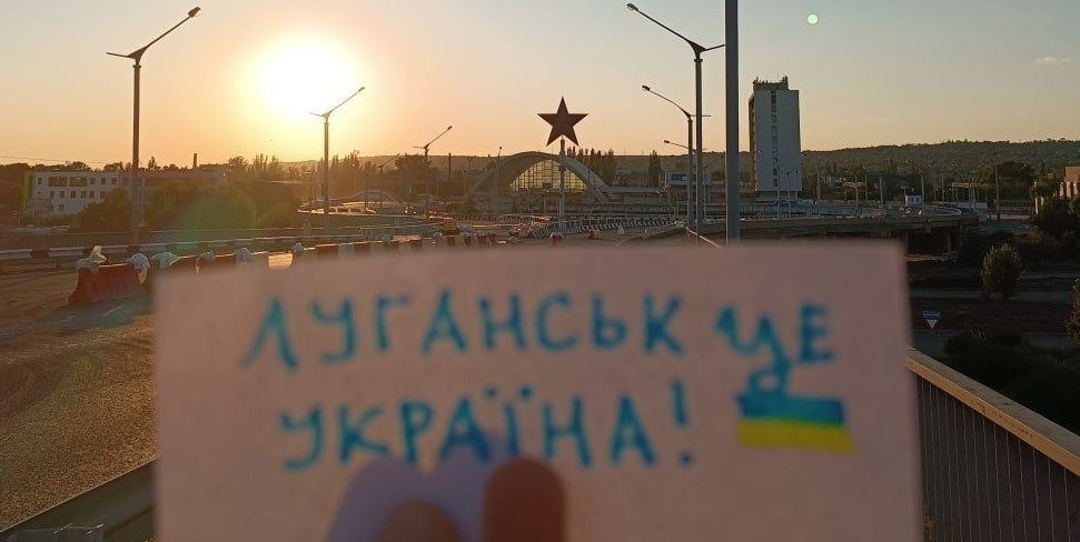 В окупованому Луганську місцеві активісти нагадали, що місто буде вільним: фото