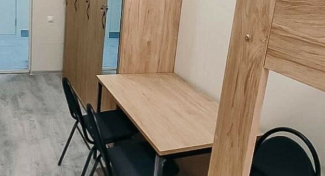 В оккупированном Мариуполе россияне предлагают местным спальным местам в общежитии, вместо обещанных квартир.