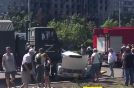 В оккупированном Мариуполе военный грузовик россиян протаранил автомобиль местного: видео