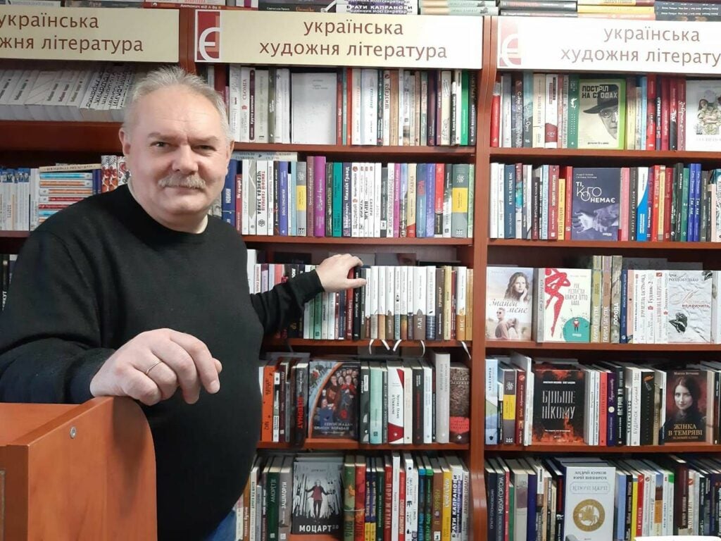 Віктор Разживін в книгарні