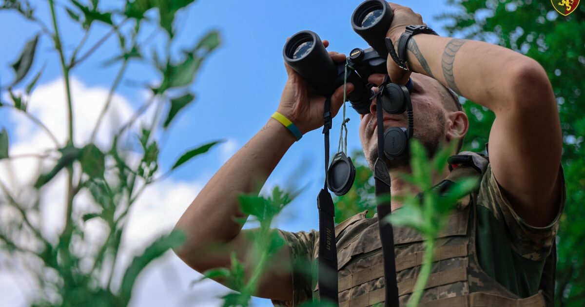 Вздовж лінії фронту на Луганщині ворог застосовує й літаки, й гелікоптери, - Лисогор