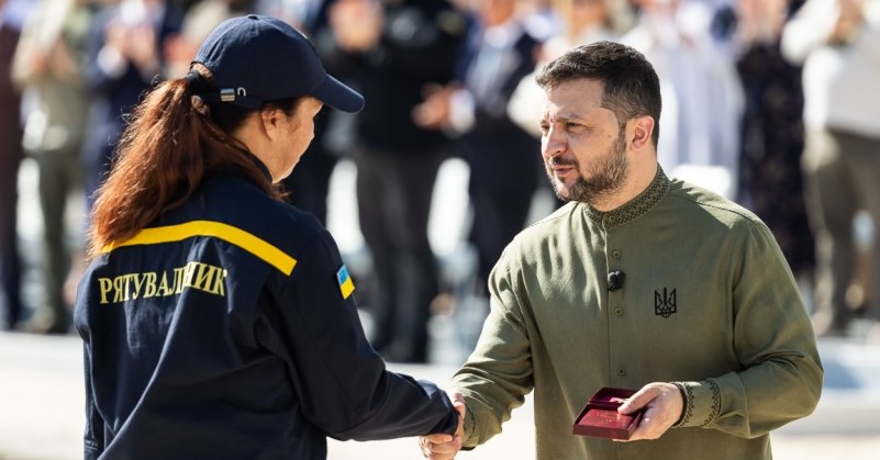 Зеленский вручил государственную награду спасательницы из Торецка
