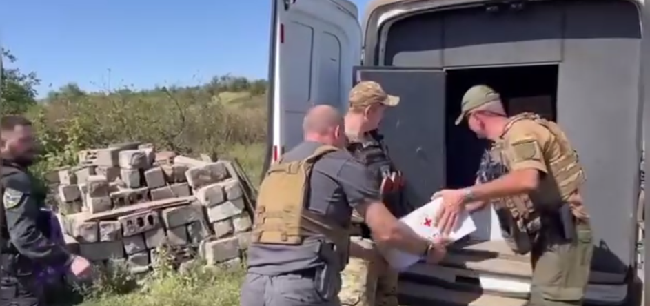 В Луганской области в четыре освобожденные деревни полицейские доставили пищу и средства гигиены