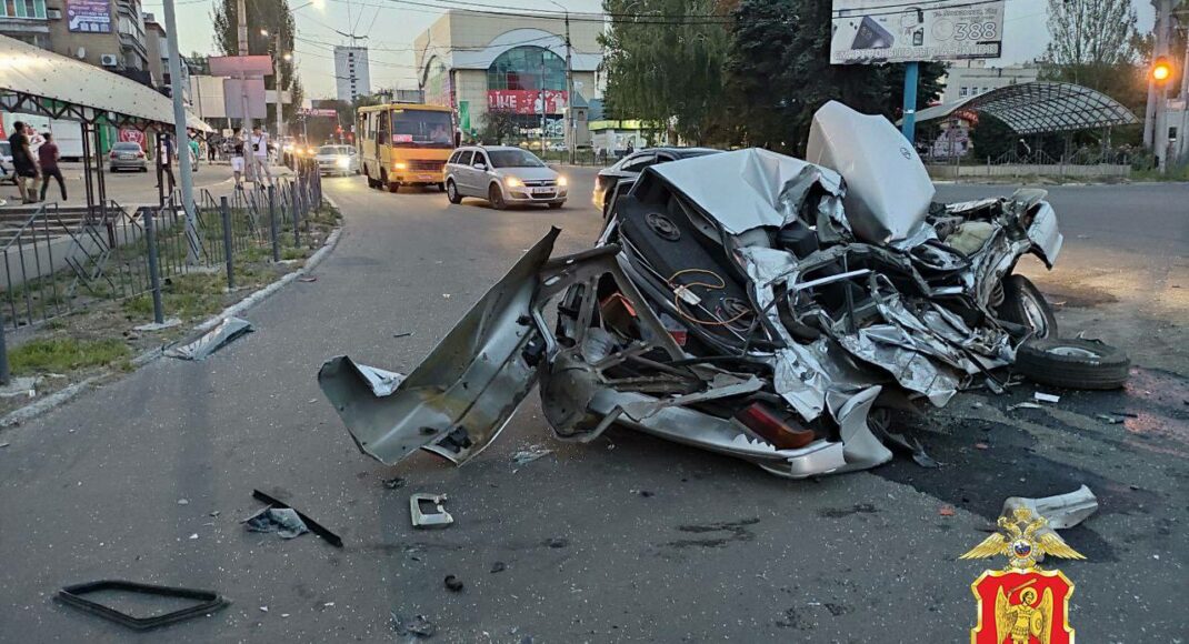 В оккупированной Макеевке грузовой тягач КамАЗ раздавил автомобиль и врезался в стену: видео