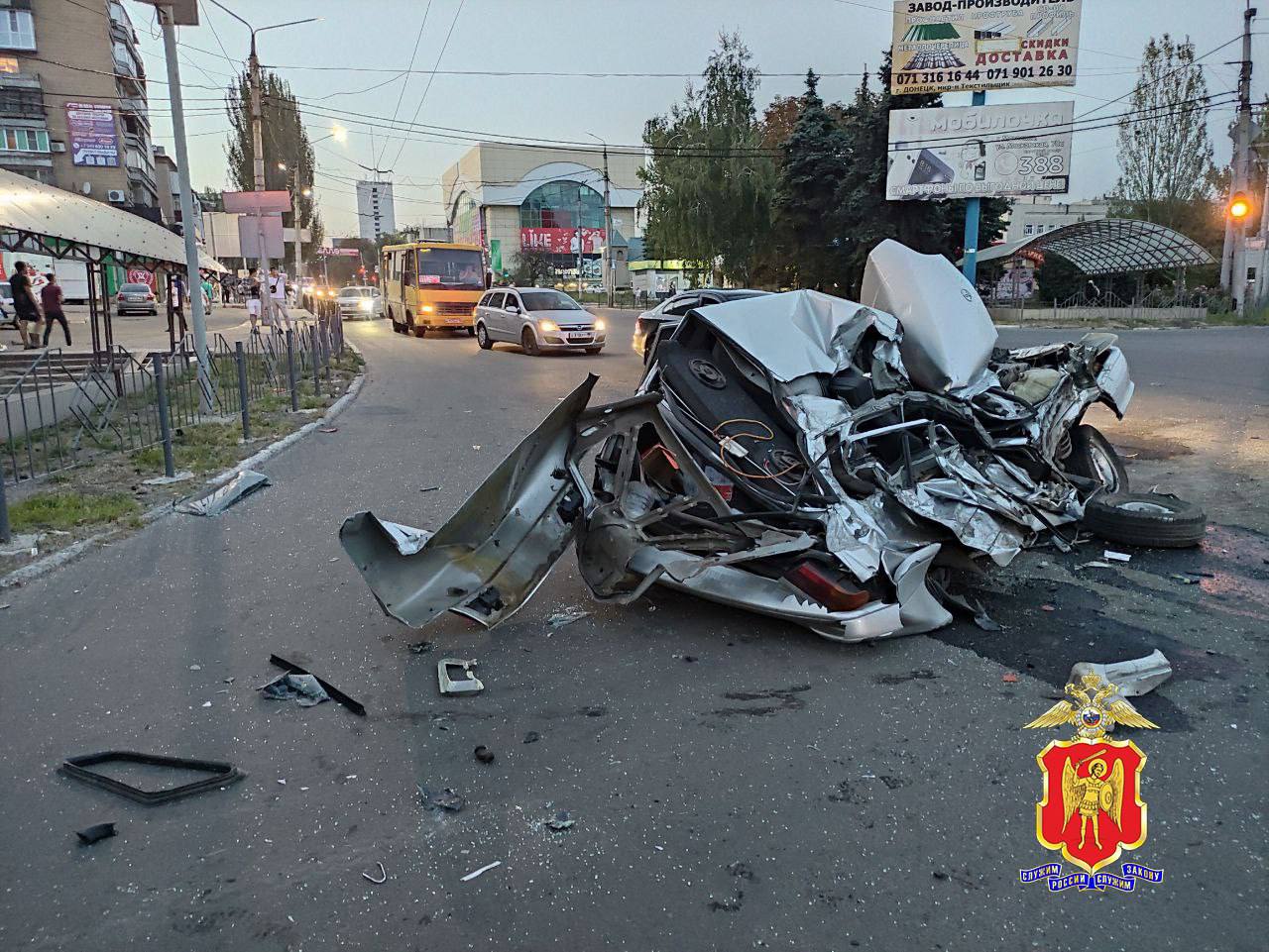 В окупованій Макіївці вантажний тягач КамАЗ розчавив автомобіль і врізався в стіну: відео