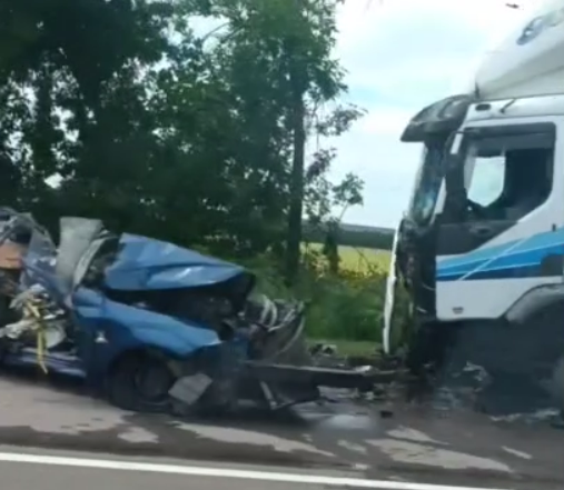 На окупованій Донеччині авто військового розчавило автівку з двома людьми