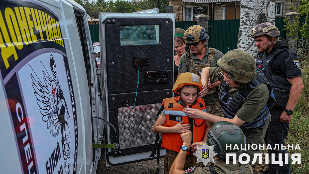 Поліція Донеччини отримала бронеавтомобіль для порятунку дітей з лінії фронту