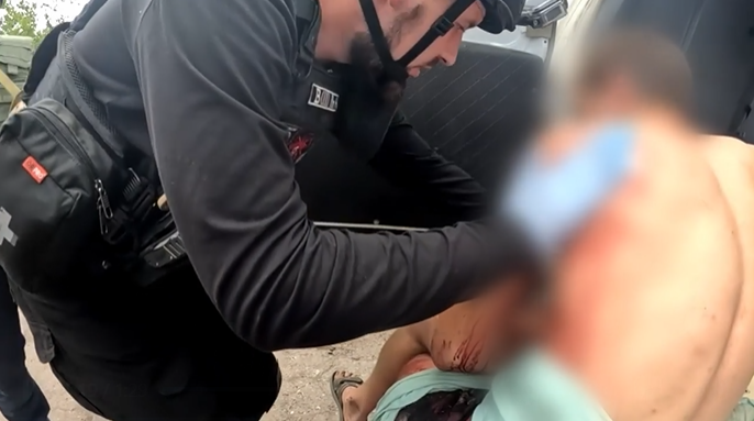 Рятувальники надали допомогу чоловіку у Торецьку, який отримав осколкове поранення: відео