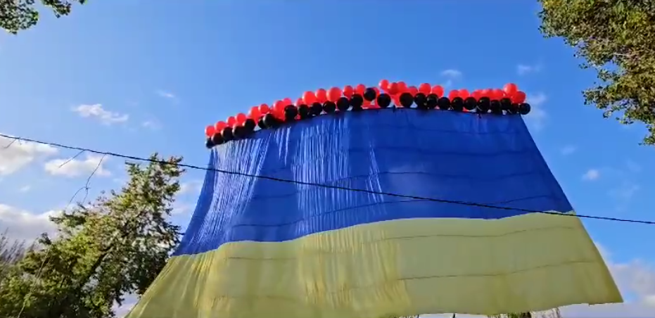 Флаг Украины над оккупированным Донецком запустил глава Авдеевки и украинские военные и волонтеры (видео)