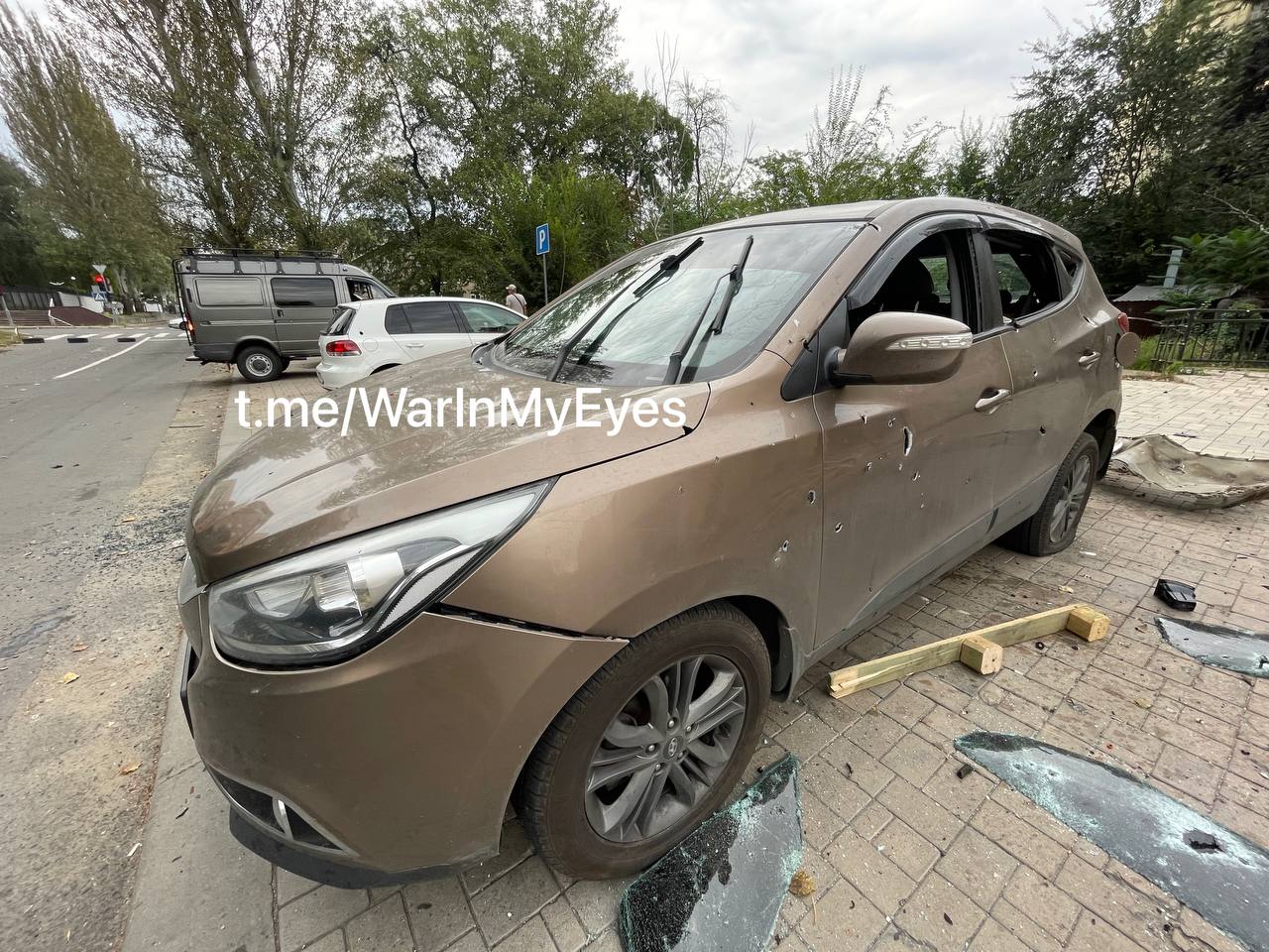 В центрі Донецька згоріли автомобілі на стоянці після вибуху