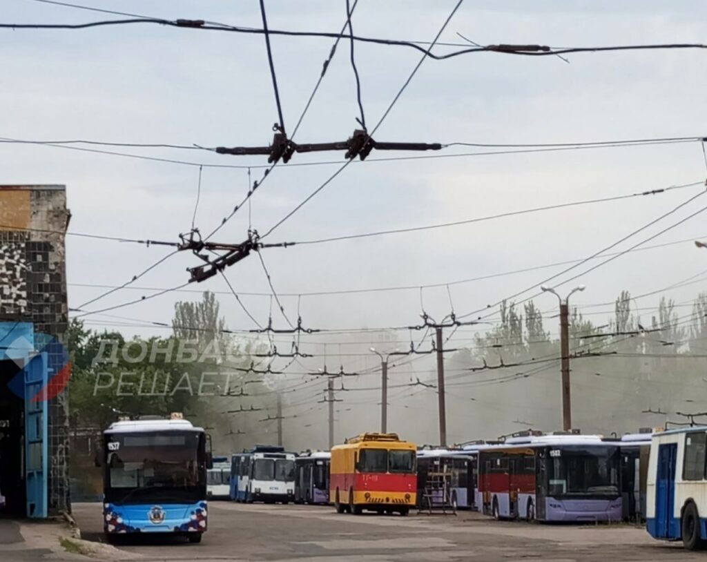 В центрі Донецька згоріли автомобілі на стоянці після вибуху