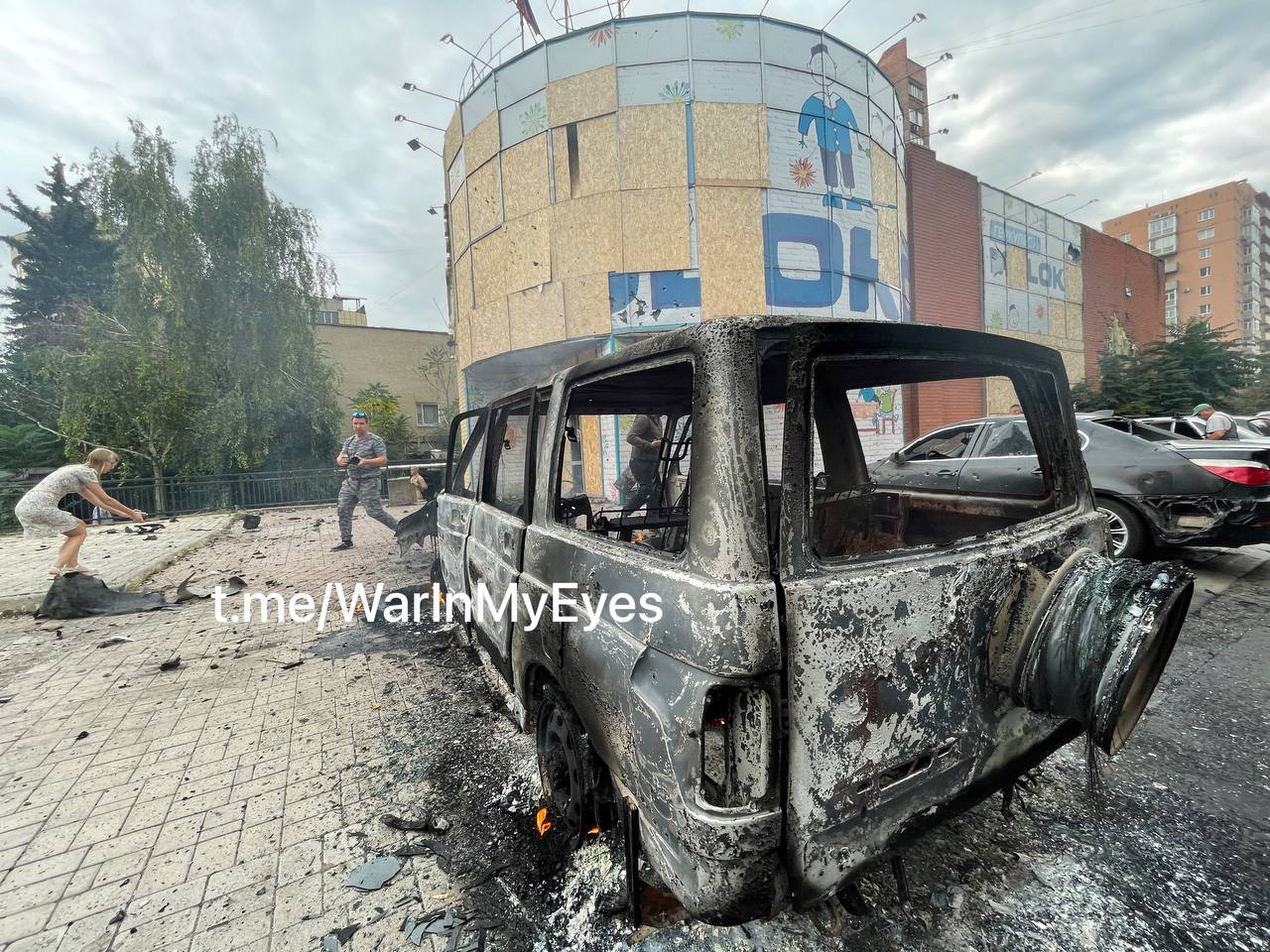 В центрі Донецька згоріли автомобілі на стоянці після вибуху