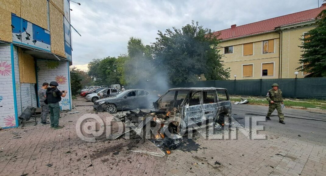 В центре Донецка сгорели автомобили на стоянке после взрыва: фото