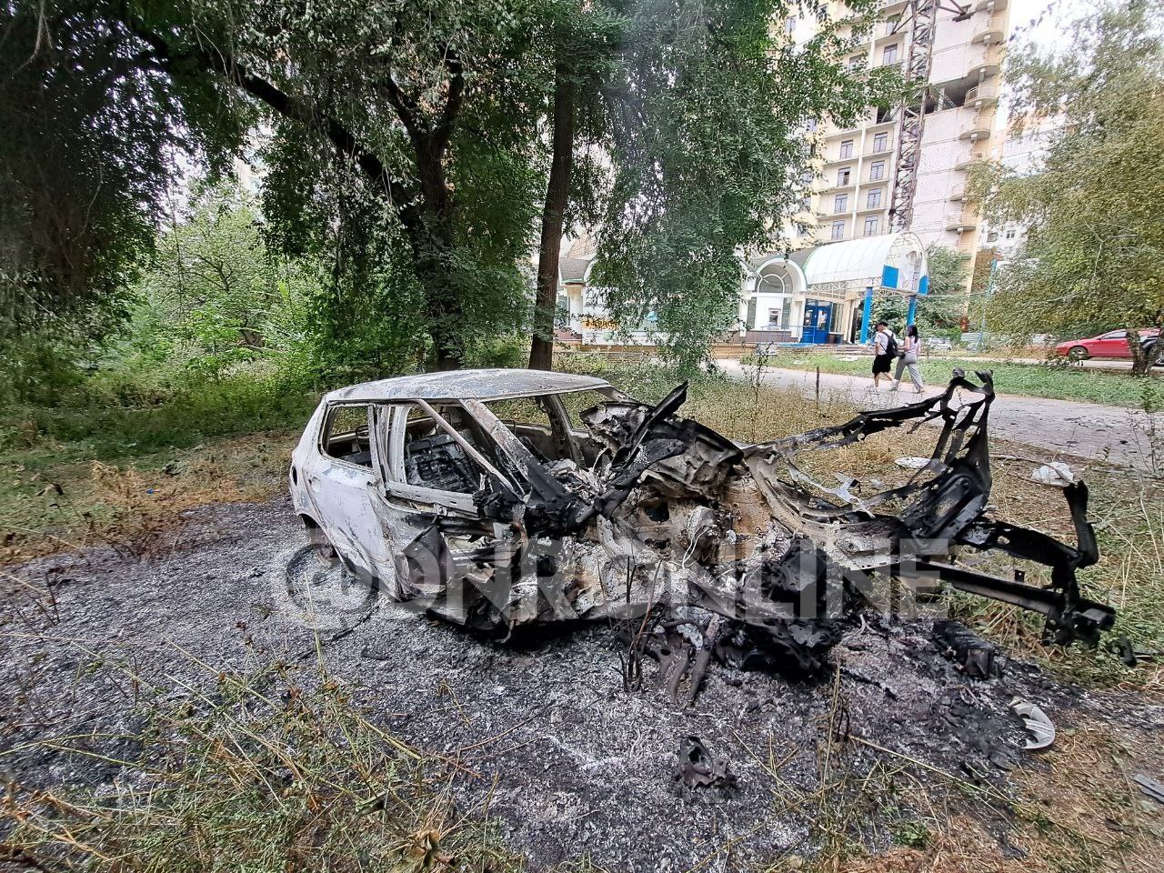 В центрі Донецька згоріли автомобілі на стоянці після вибуху