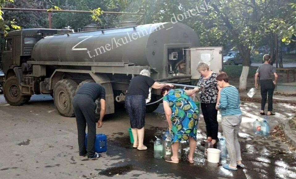 В оккупированном Донецке из-за перебоев на линии энергоснабжения Северного водопроводного узла люди оказались без воды (фото)