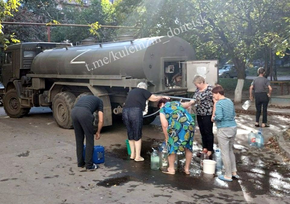 В окупованому Донецьку через перебої на лінії енергопостачання Північного водопровідного вузла люди опинилися без води (фото)