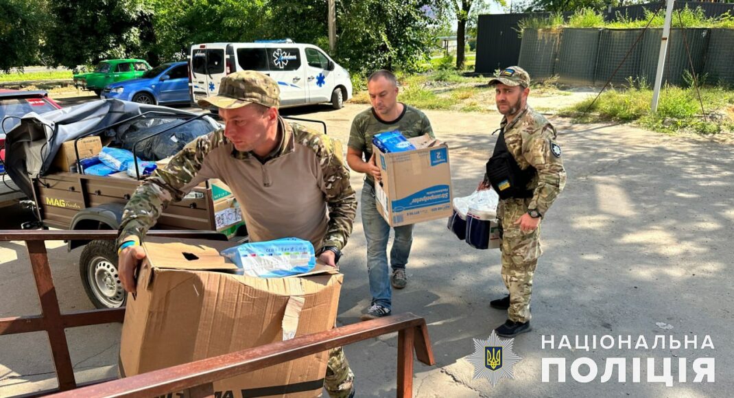 Майже тонну гуманітарної допомоги поліцейські Донеччини доставили у прифронтову Костянтинівку: фото