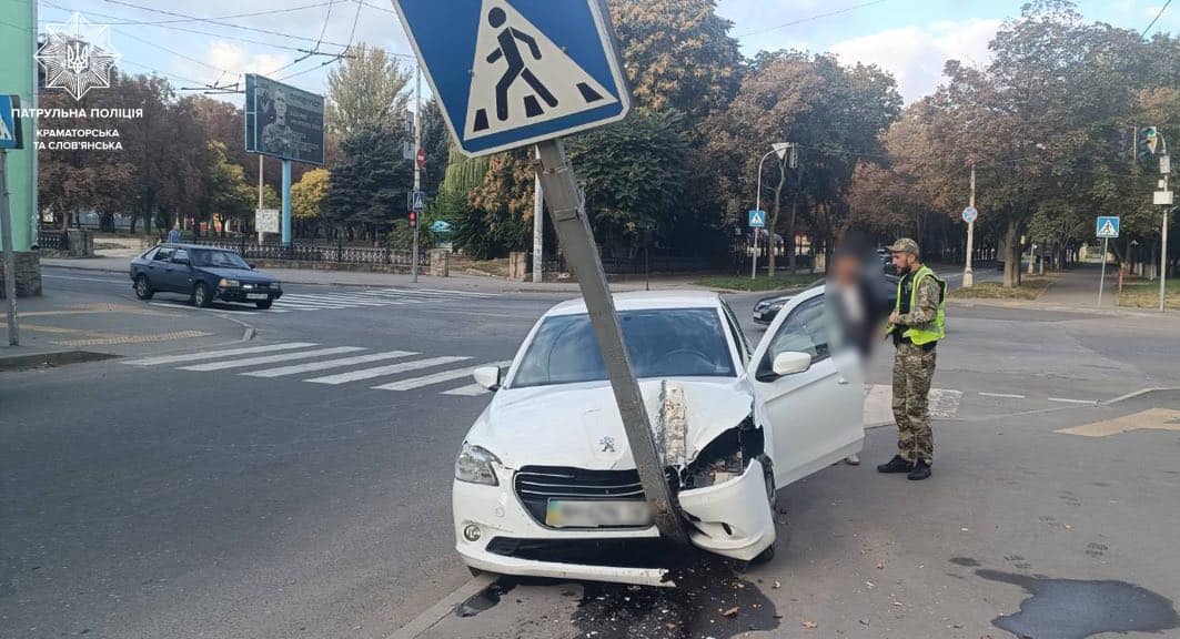 У Краматорську автомобіль збив дорожній знак