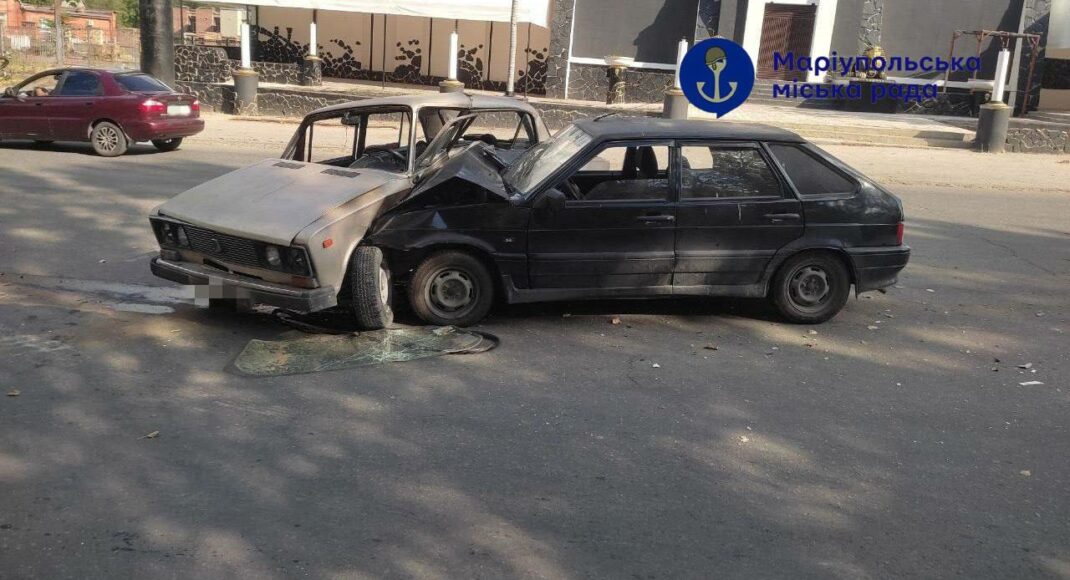 В окупованому Маріуполі 14-річний підліток на ВАЗ розтрощив іншу автівку: фото