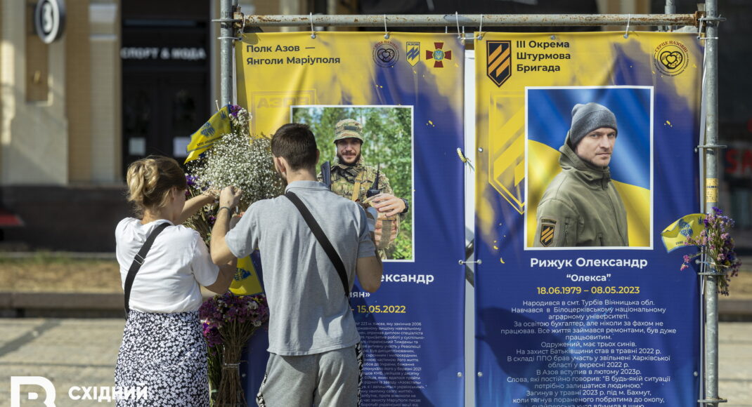 У Києві на Софійській площі відкрилася фотовиставка, присвячена оборонцям Маріуполя (фото)