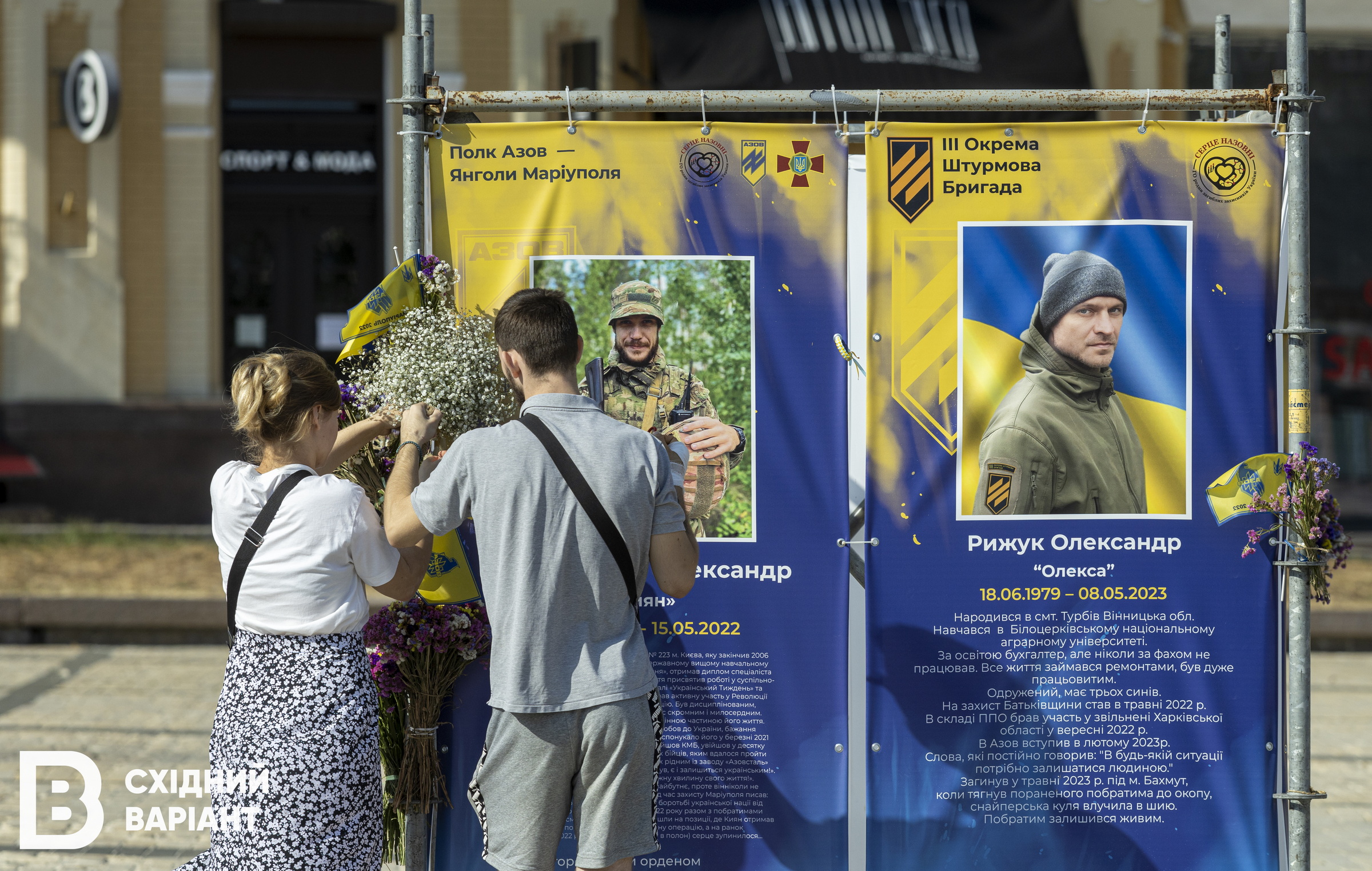 У Києві на Софійській площі відкрилася фотовиставка, присвячена оборонцям Маріуполя