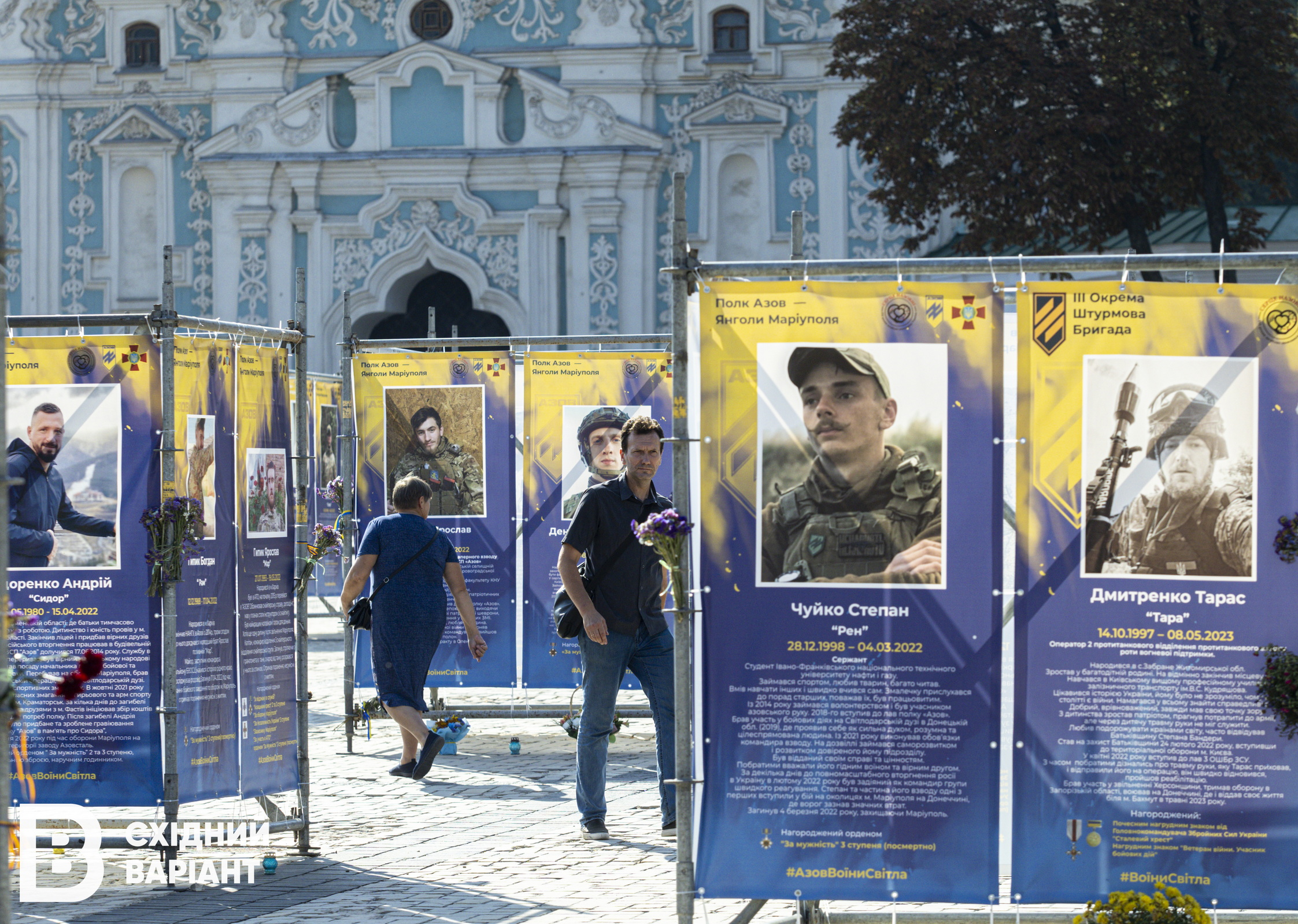 У Києві на Софійській площі відкрилася фотовиставка, присвячена оборонцям Маріуполя