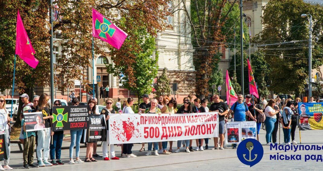 Во Львове прошла мирная акция в поддержку пленных защитников Мариуполя: фото