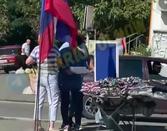 Оккупанты проводят псевдовыборы в Мариуполе на стихийном рынке (видео)
