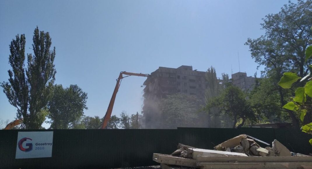 В окупованому Маріуполі загарбники продовжують доруйновувати будинки (відео)