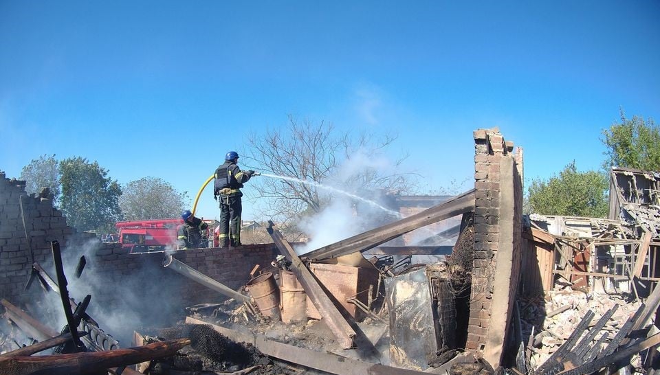 На Донеччині у селі Новоселівка рятувальники ліквідували пожежі внаслідок атак рф