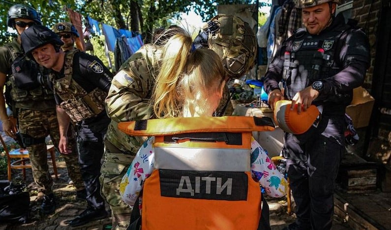 На Донеччині вивезли з Нью-Йорка під обстрілами трьох дітей та їхню матір