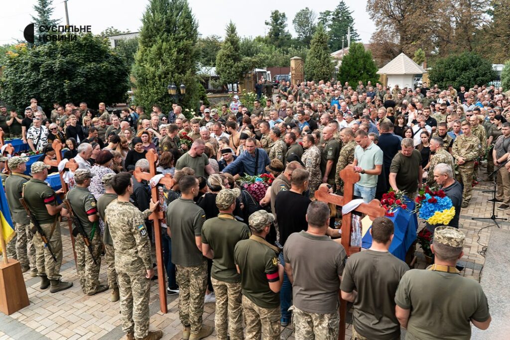 На Полтавщині попрощалися з пілотами, які загинули під час виконання бойового завдання