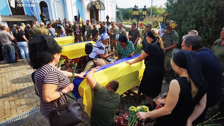 На Полтавщині попрощалися з пілотами, які загинули під час виконання бойового завдання на Донеччині