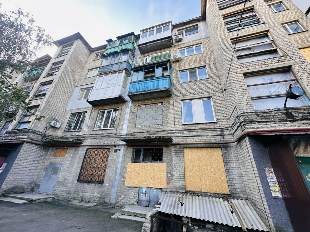 Покровськ отримав від благодійників пластикові вікна для відновлення пошкоджених будинків