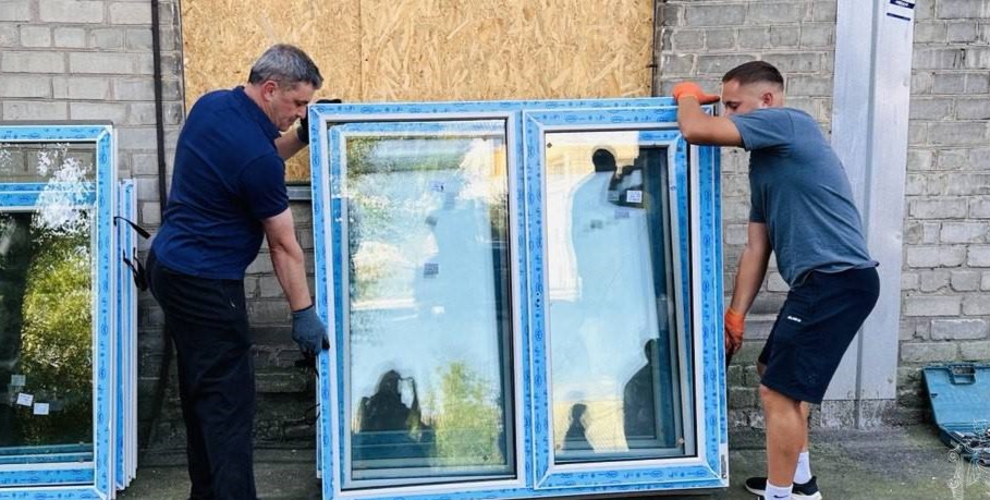 Покровськ отримав від благодійників пластикові вікна для відновлення пошкоджених будинків
