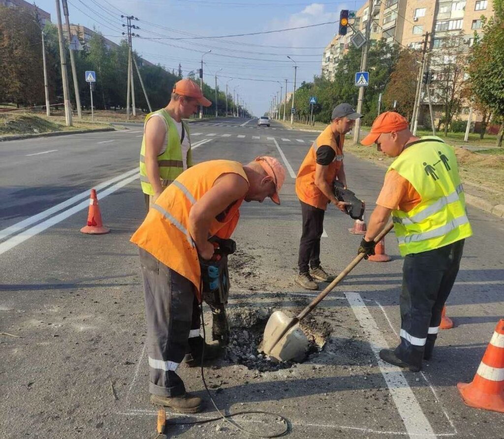 У Краматорську закінчили ремонт дороги, в яку вчора влучив снаряд