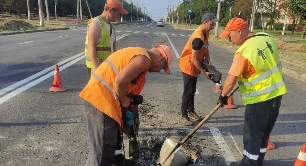 В Краматорске закончили ремонт дороги, в которую вчера попал российский снаряд